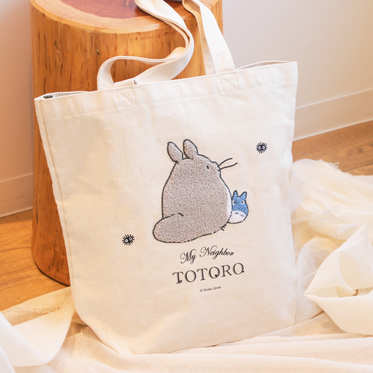 となりのトトロ 縦型刺繍帆布トートバッグ ふり向きトトロ | どんぐり共和国そらのうえ店